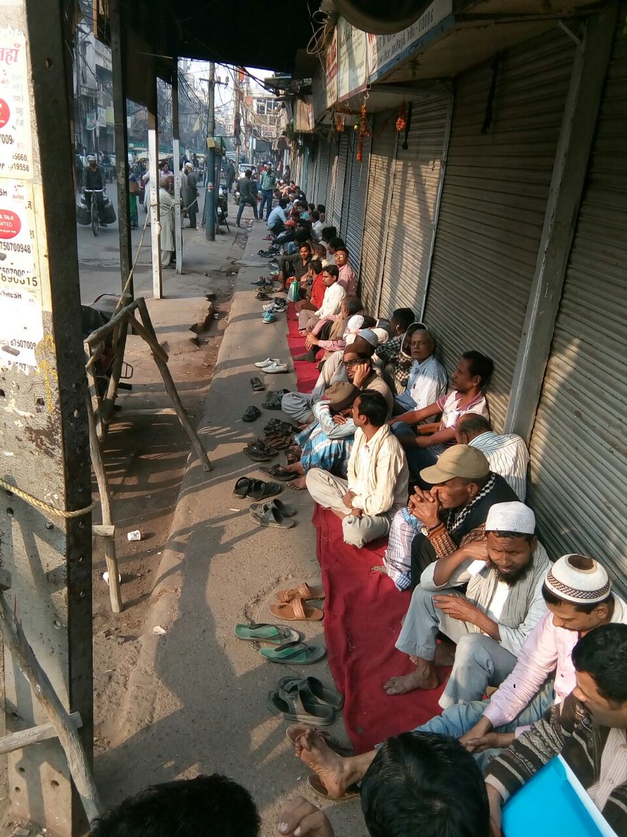 MARHAM_ORG's tweet photo. Marham's team set up sitting arrangement of que outside SBI chawri bazar.Please try set up similar arrangements in your nearby banks. https://t.co/6xjmw4d3oJ