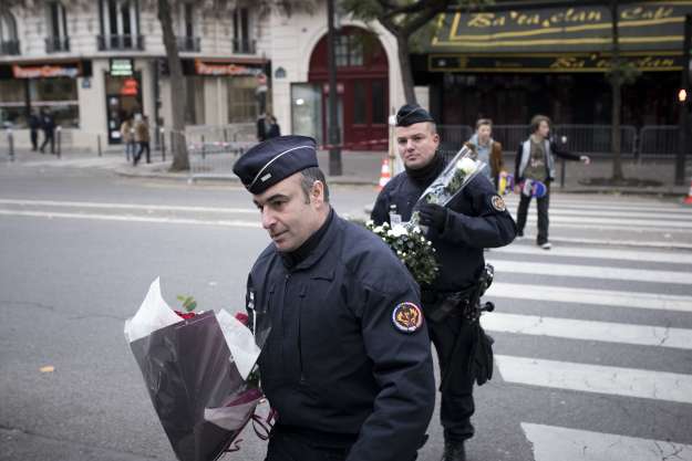 Paris är inte längre samma stad. <a href="/jansoderqvist/">Jan Söderqvist</a> går på Bataclan ett år efter terrorattackerna. Krönika i <a href="/SvDKultur/">SvD Kultur</a>: svd.se/inget-talar-fo…