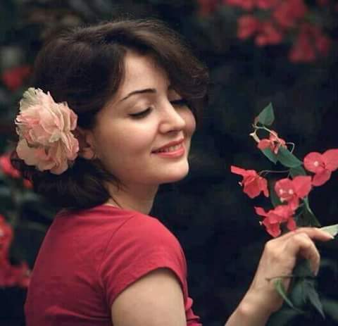 إمرأة تحب الورد وتلاعب اﻻطفال
وتعشق الشوكلاته
إمرأة لن تفقد طفولتها أبدا

#نزار_قبانى