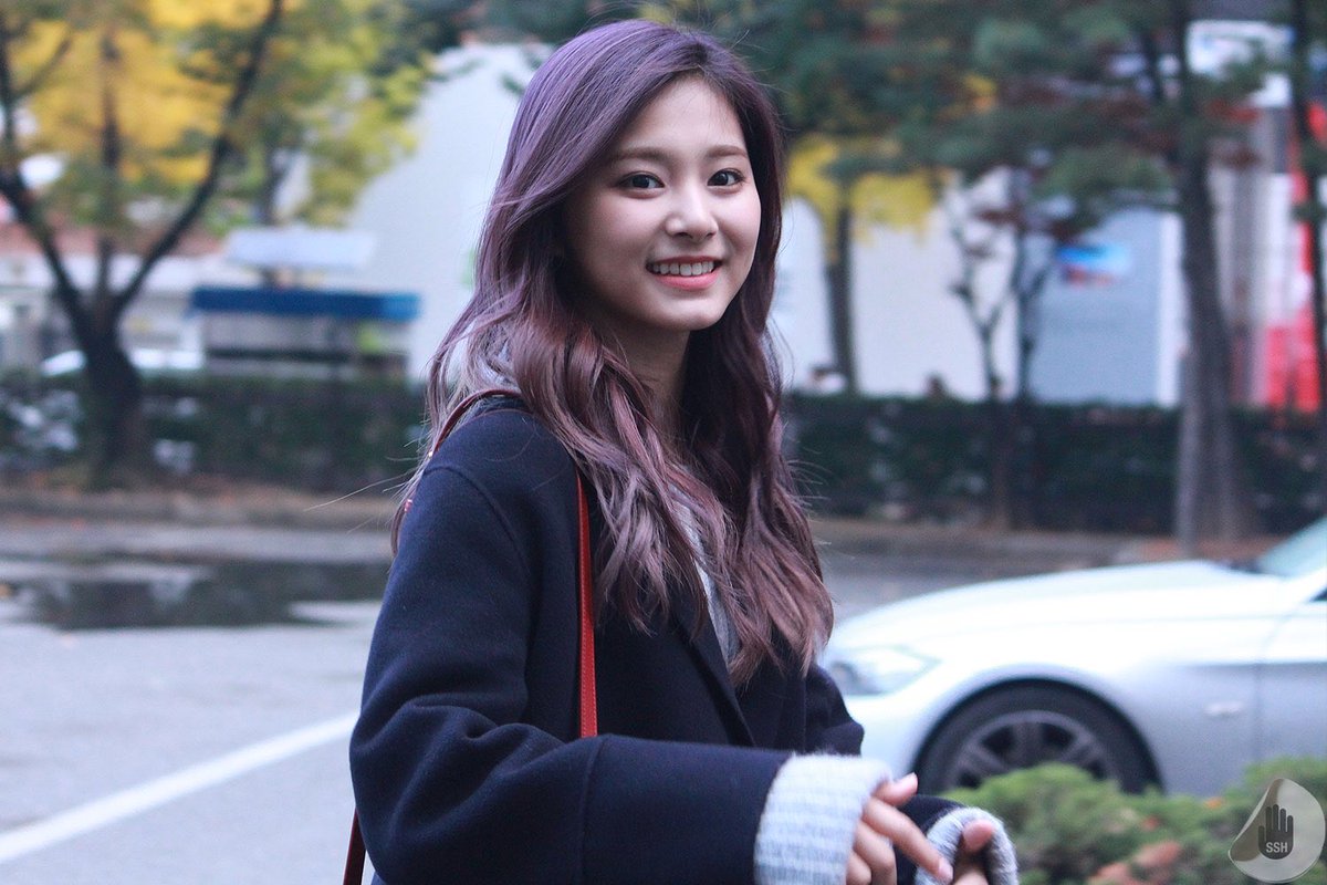 photography_ssh's tweet photo. 161111 뮤직뱅크 출근길 #TWICE #트와이스 #쯔위 #뮤직뱅크 #출근길 #MusicBank #KBS #161111
https://t.co/EssBMWJAiL… https://t.co/3Oi3HD77UW