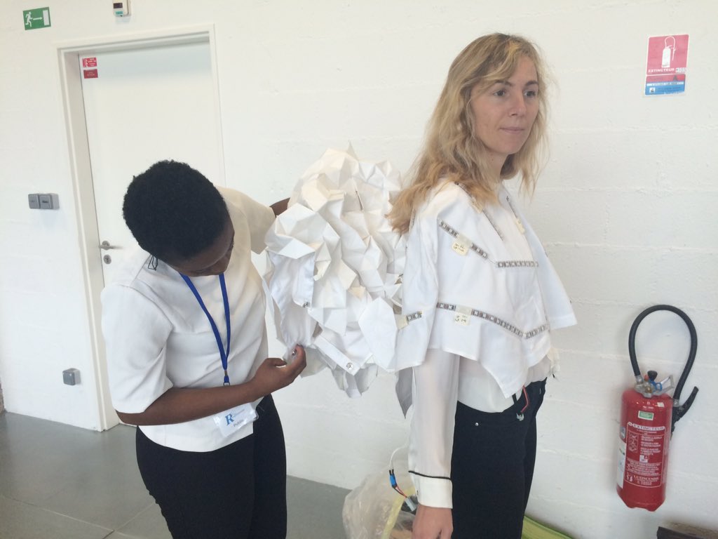 Invisible_Dust's tweet image. Just dressing the model to make #airpollution visible #humansensor  @lesrespirations Paris!