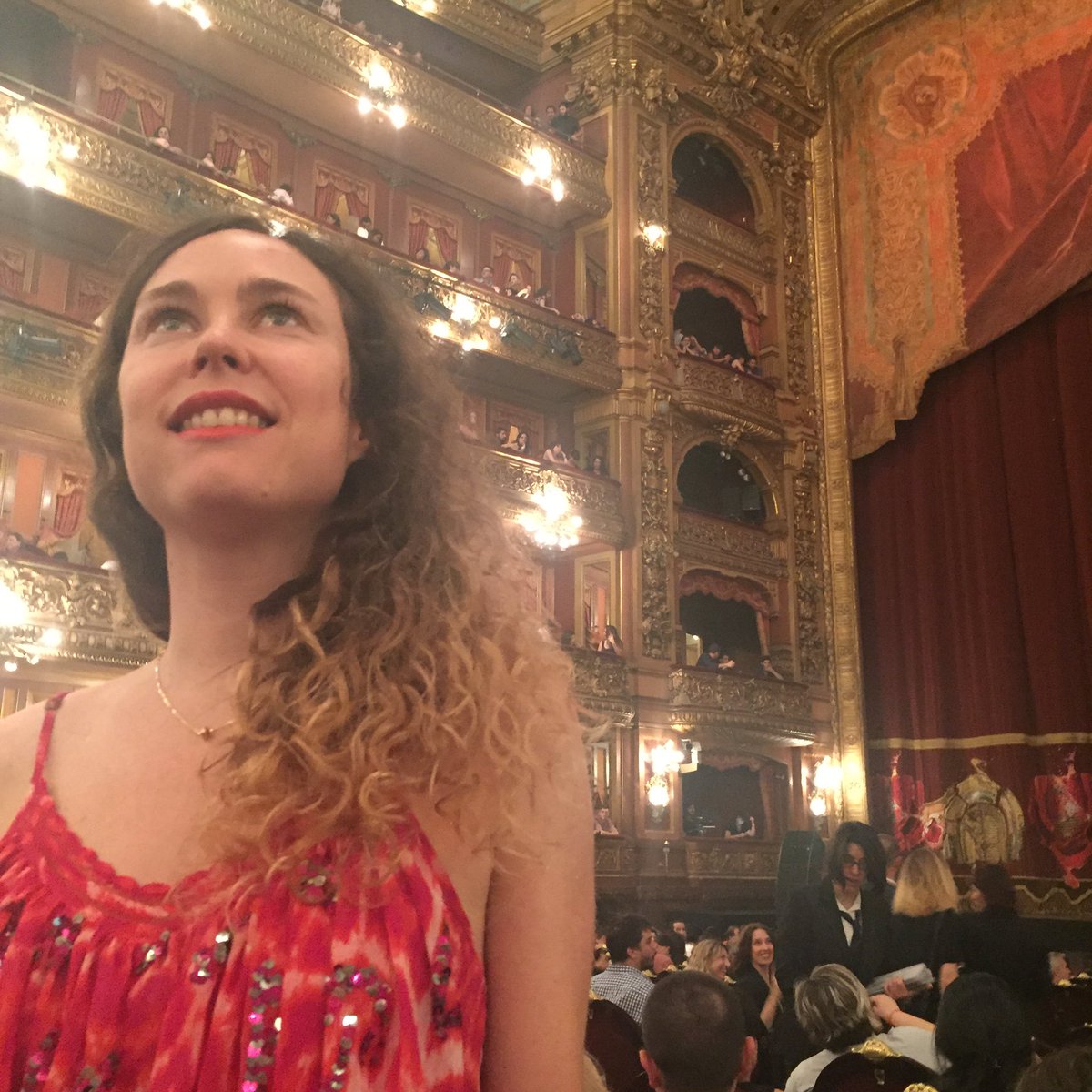 AnaInsFurey's tweet photo. Salida improvisada! #TeatroColon  #Fascinación https://t.co/FunV9ZojFm
