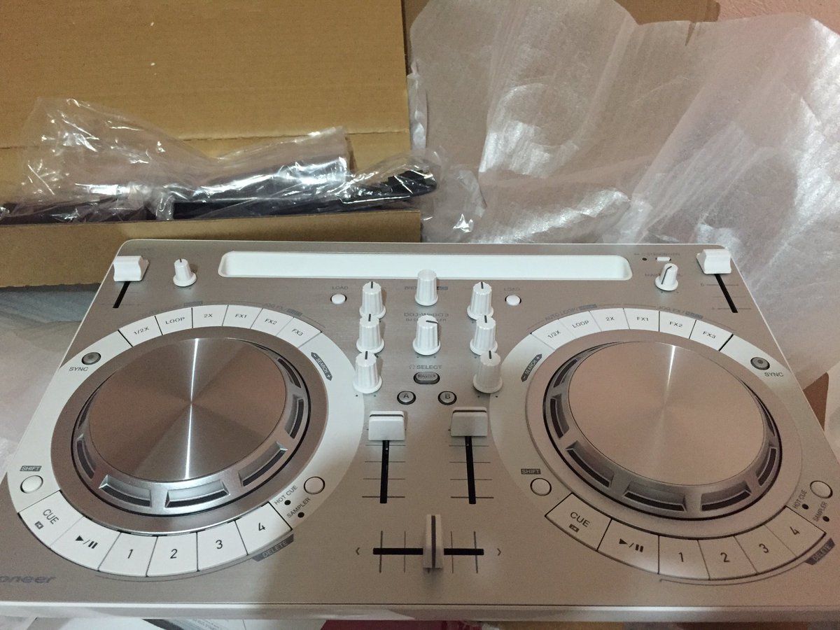 _ikis's tweet photo. Llévele! Llévele controlador #WeGO3 #Pioneer para iPhone, iPad, de $4.500 a solo $3000 nuevecito! https://t.co/ZmKdxU6Xfc