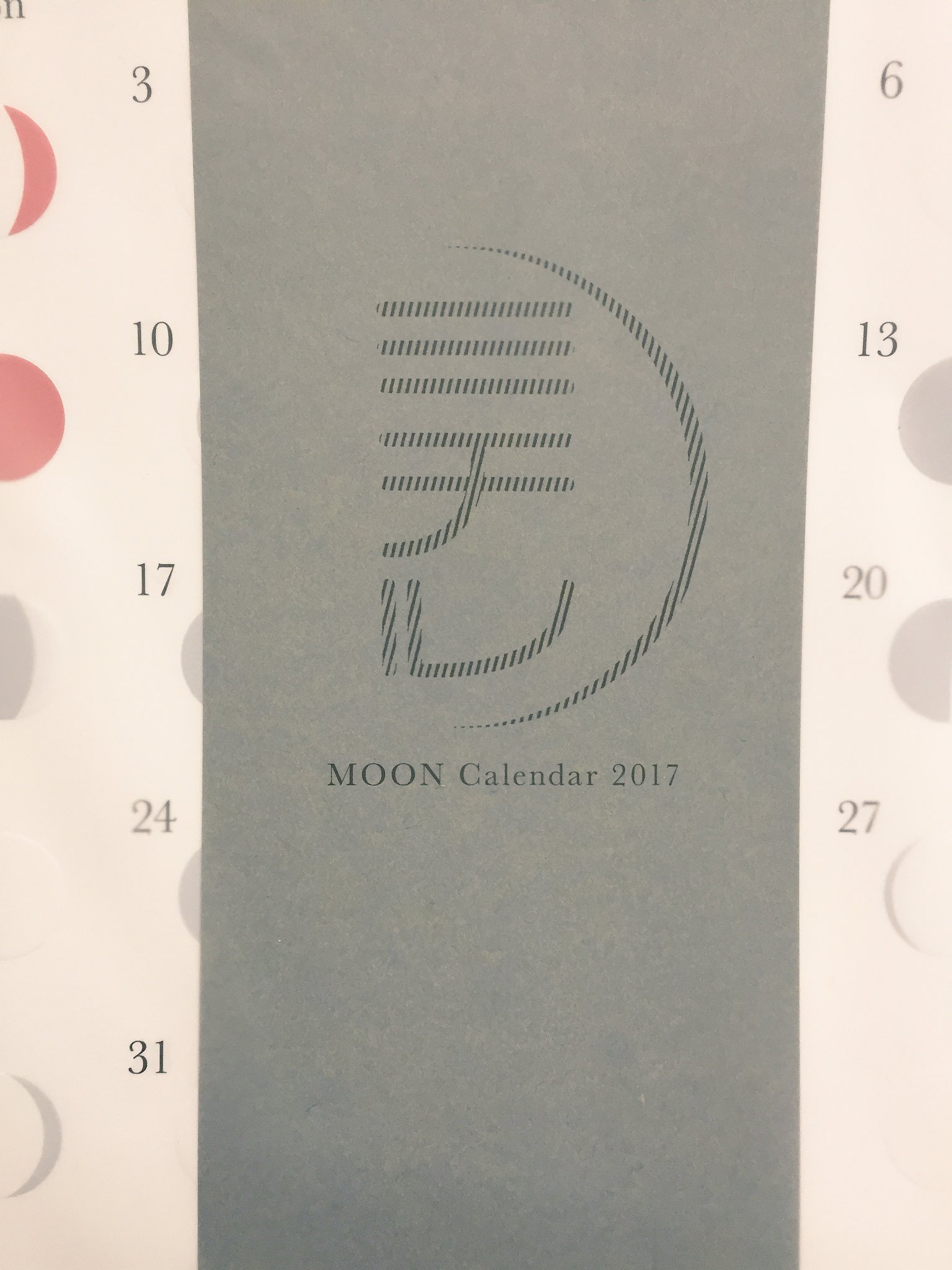 成豊堂 ナルホド おすすめ商品 ムーンカレンダー ミチル 本体価格 2 000 月の満ち欠けをモチーフにした壁掛 カレンダーです 月のシルエットはぷっくりとしたエンボス加工 そして月ごとに季節をイメージした色がつけられています シンプルで
