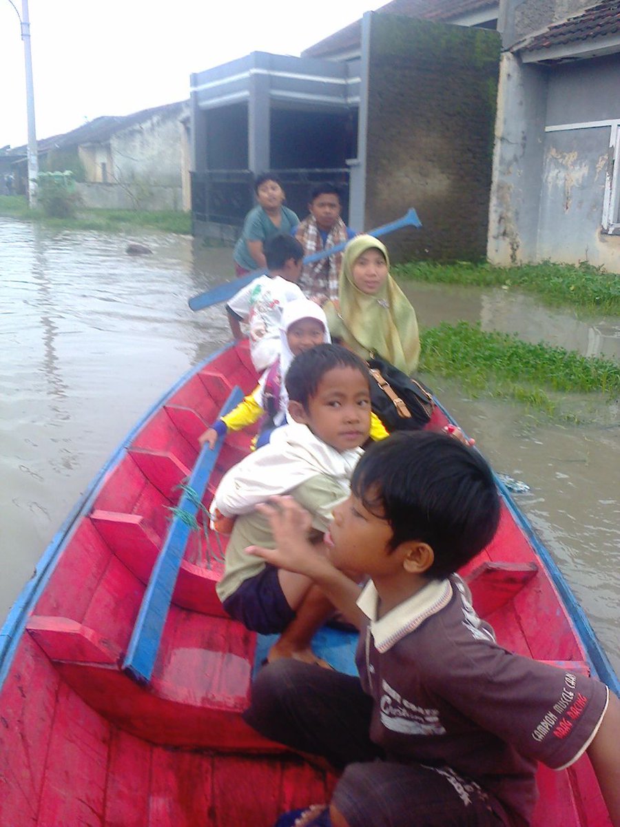 redyriyady's tweet photo. @PRFMnews perum permai2, jelegong Rc.Ekek banjir. Warga menggnkn prahu u/alat trnsportsi. Blm da solsi dr pengmbang. Thn 2016 bnjrnya 8bulan https://t.co/zluESOAGXV