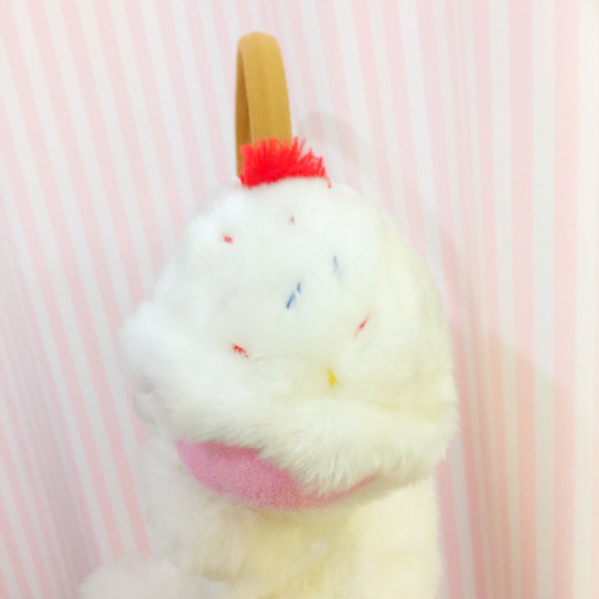 Happy Birthday To You Twitterissa イヤーマフをぬいぐるみ達にモデルになってもらってパシャり くまちゃんがしているのは ハートのバービー柄 白でbarbieの刺繍入りなのがポイント ネズミちゃんがしているのは ビッグなカップケーキ こんな 可愛い耳当て見