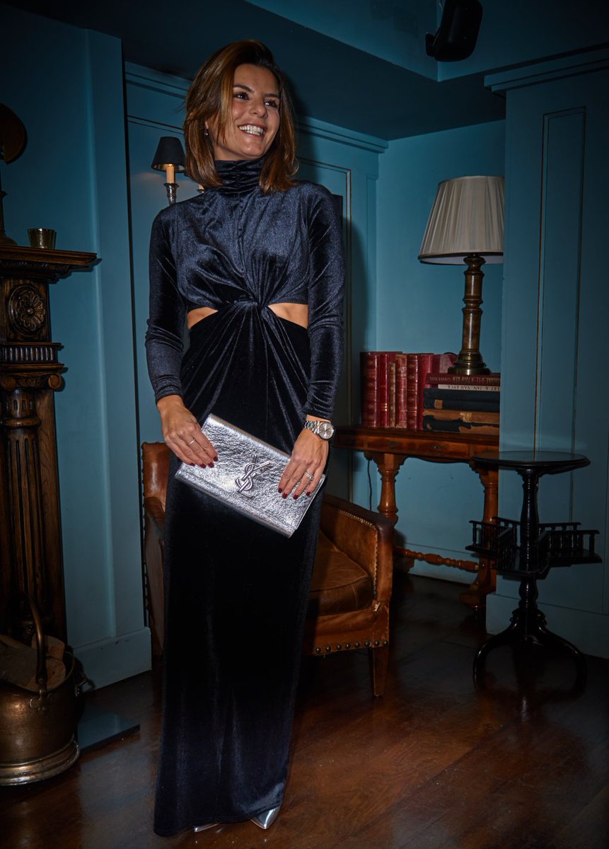 Black Velvet thesmartfashionistas.com/2016/11/15/bla…