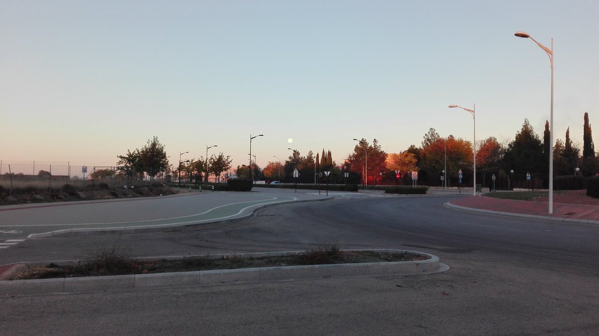 LuisMgFernandez's tweet photo. @masquealba @claudefdez aún queda luna en albacete!! https://t.co/XsujnEvNFp