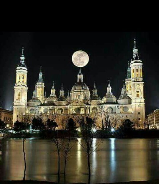 DisfrutaAragon_'s tweet photo. ¡¡Qué espectáculo!! Así de bonita se veía la luna anoche en #Zaragoza #BuenosDiasATodos #FelizMartes #SuperLuna https://t.co/8QbR9TJDXb