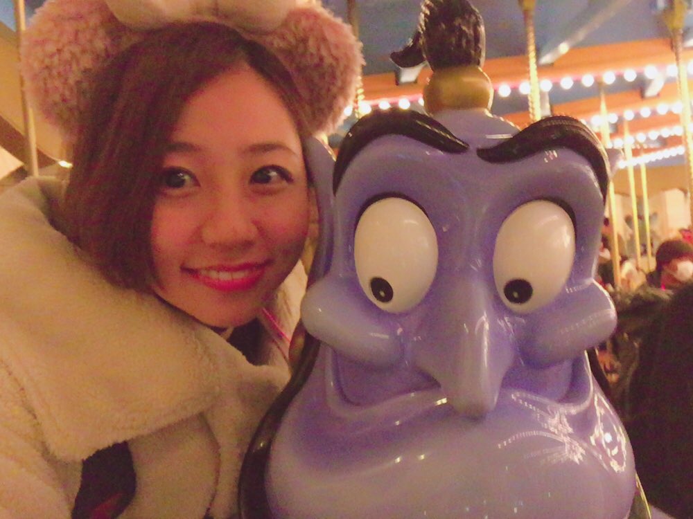 mcw2016_10's tweet photo. 毎週月曜は全休なので、昨日はクリスマスのディズニーシーに行ってきました！🐭
シェリーメイちゃんのカチューシャも買えて、初めてシーでお酒も飲めて、念願のジーニーにも乗れて、満喫できました💓 https://t.co/RbZE32L1PS