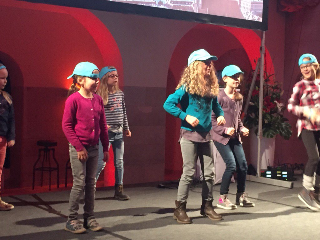 CatrinBoldebuck's tweet photo. #sgz16 Start in die Unkonferenz mit Kindern vom Süsteresch https://t.co/m7E7RgkmxJ