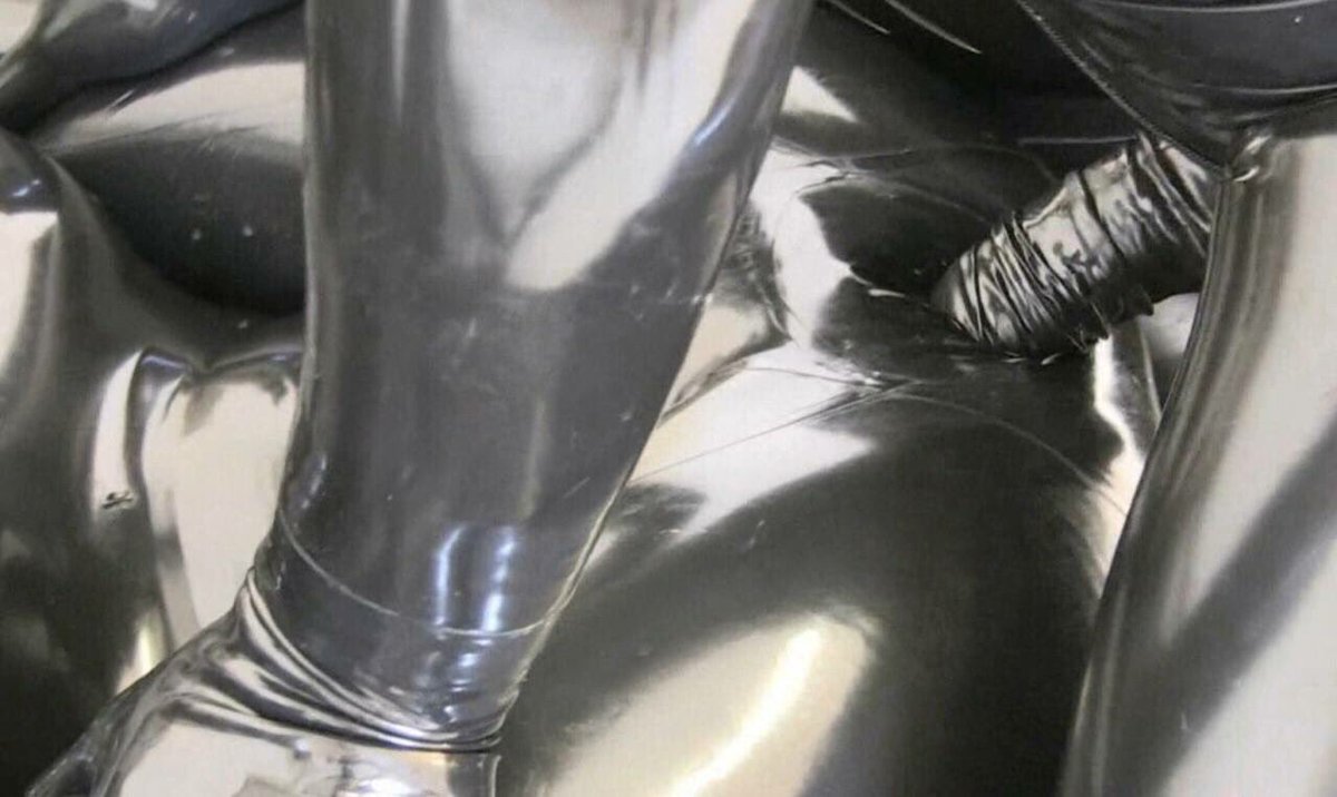 Good plugged. Simply the best feeling 😉 #rubber #fullrubber #kinky