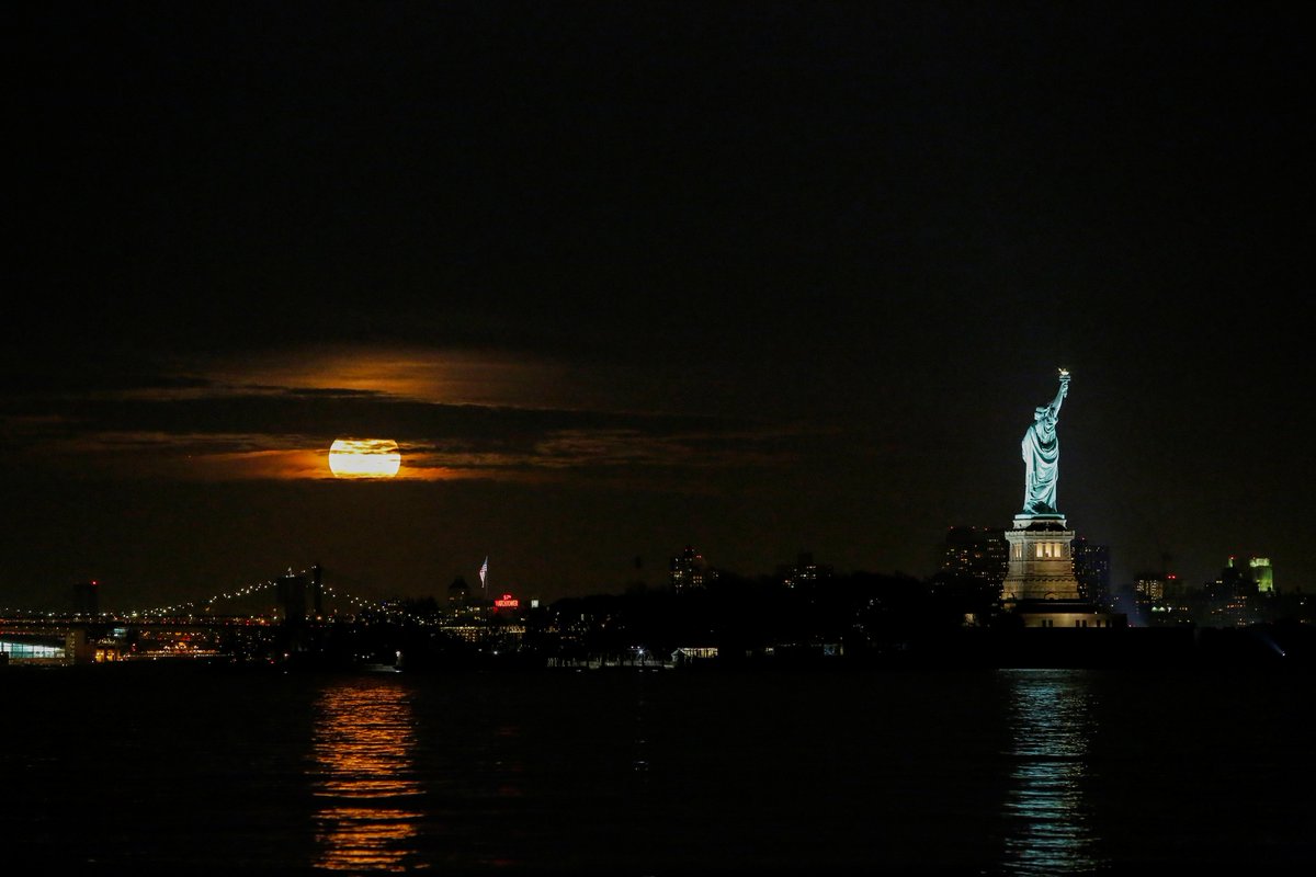 IBTimesSG's tweet photo. #novembersupermoon: Check out these breathtaking pictures of the rare celestial event #Superfullmoon #supermoon https://t.co/OVCm64oVYC https://t.co/eIfu1qHIfi