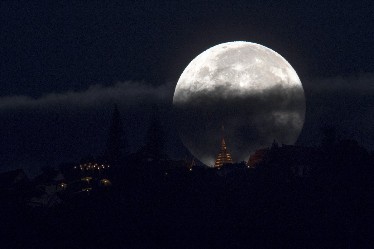IBTimesSG's tweet photo. #novembersupermoon: Check out these breathtaking pictures of the rare celestial event #Superfullmoon #supermoon https://t.co/OVCm64oVYC https://t.co/eIfu1qHIfi