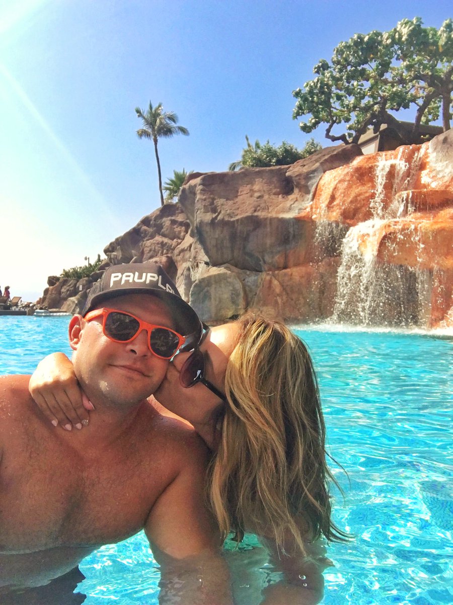 So I'm gonna love you now, like it's all I have 💋
#ayaandpaaforevs #lovemenow #inahyattworld <a href="/HyattMaui/">Hyatt Regency Maui</a>