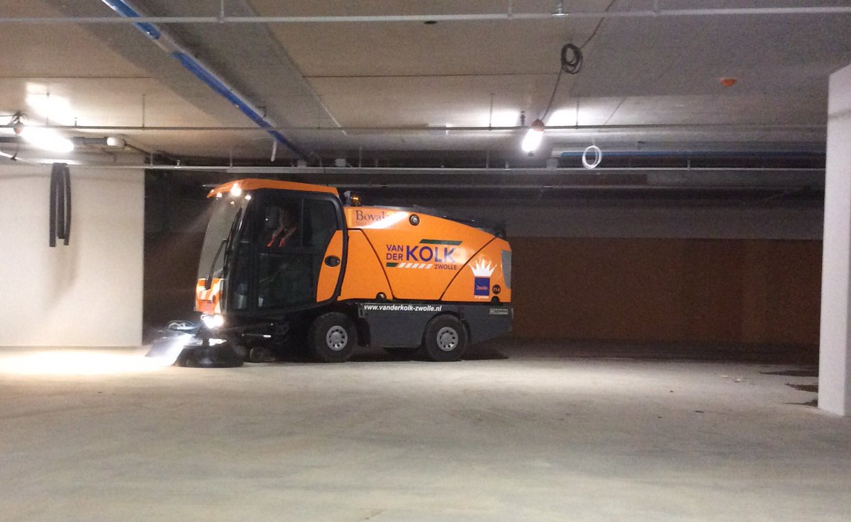 #Zwolle : de kleinste telg in onze oranje veegvloot de #Johnston 200. Hier aan het #vegen in de nieuwe bioscoop Pathé Zwolle.