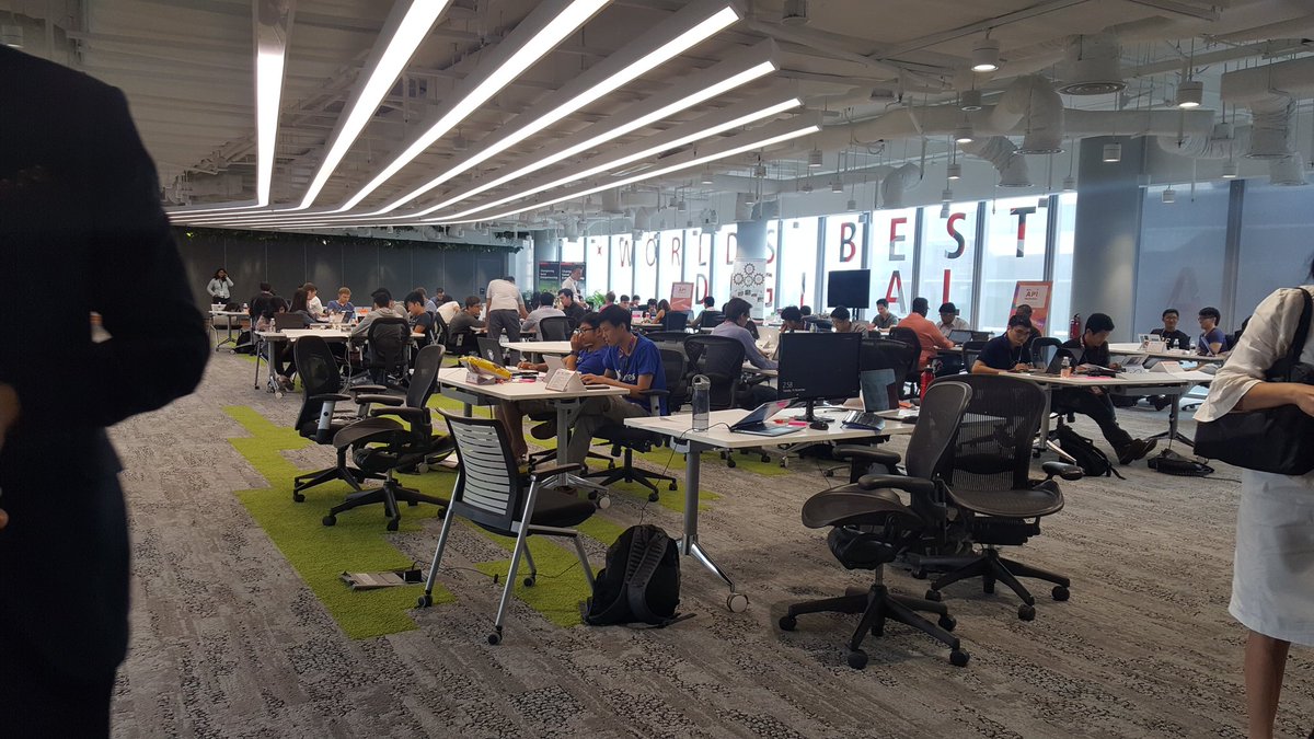 AtlantaMEP's tweet photo. @dbsbank @DbsInnovation to discuss the future of branch-less banking.  #fintech in Singapore is where innovation happens. https://t.co/obWCvRBpCZ