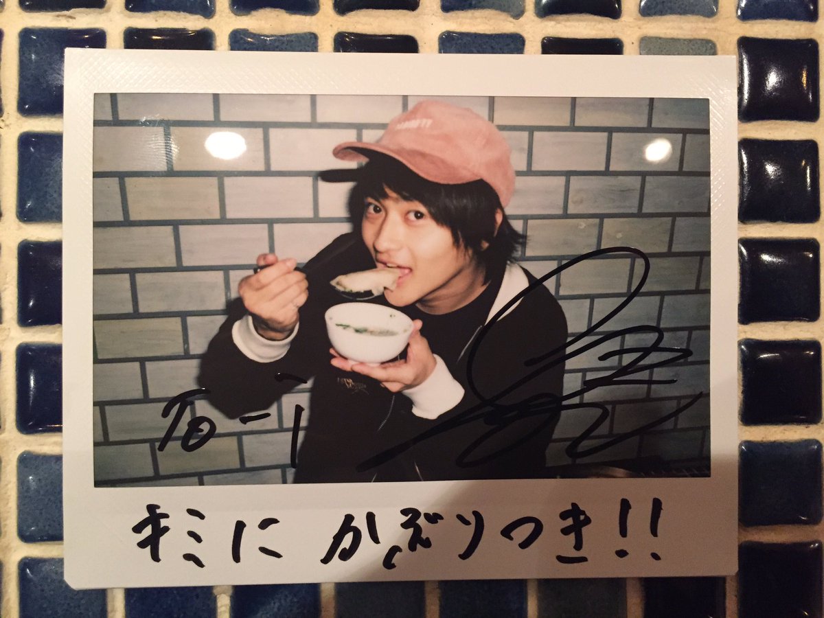 kimikabu's tweet photo. 第15回キミにかぶりつき、To-iのサイン入りチェキをプレゼント！
応募方法はフォロー&amp;RTお願いします
締め切りは11月23日(水)12時です

明日発売の紙面では4人バージョンのチェキをプレゼントします

#キミかぶ #DISH #スポニチ https://t.co/jBAEFSIkyr