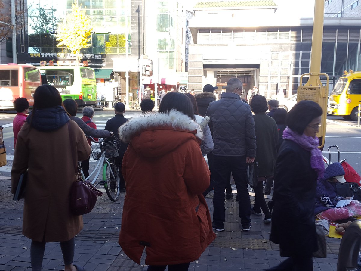 韓国旅行 コネスト A Twitter 11月15日16 00時点 コネストがある街の気温 は9 体感温度5 太陽は出ていますが風は冷たく マフラーやダウンの姿が多く見られました 明日は最低気温がついに0 になるようです ソウルの天気予報 T Co Cbdgssenrp 韓国旅行 コネスト A Twitter 11月15日16 00時点 コネストがある街の気温 は9 体感温度5 太陽は出ていますが風は冷たく マフラーやダウンの姿が多く見られました 明日は最低気温がついに0 になるようです ソウルの天気予報 T Co Cbdgssenrp