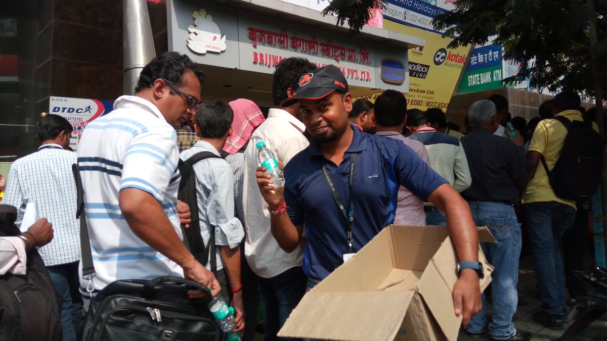 marina_p2301's tweet photo. @mphasiscsr16 @MphasisCareers  @iGaneshAyyar @pbhirani @MeenuBhambhani  @anju_godbole H2O &amp; refreshmnts fr ctzns waiting in Qs @ banks @ Mum https://t.co/SuG2R7iAvn