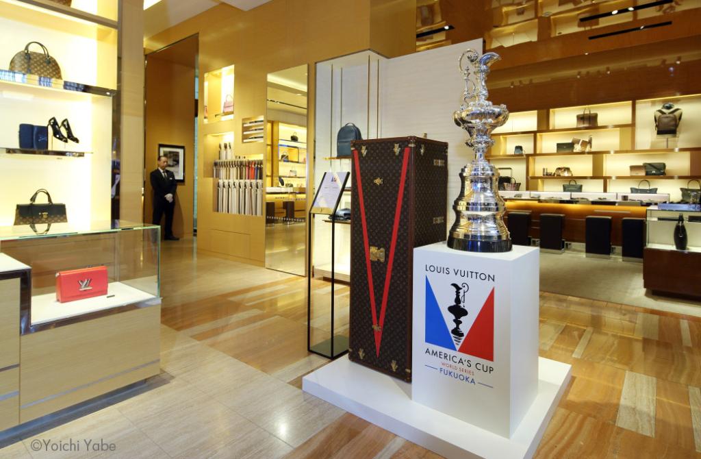 Louis Vuitton Japan 11 16 水 まで 福岡店では 期間限定でルイ ヴィトン アメリカズカップ Americascup 優勝トロフィーを展示中 特別に製作されたルイ ヴィトンのトラベル ケースも必見です T Co oz0jaiep Lvacwsfukuoka T