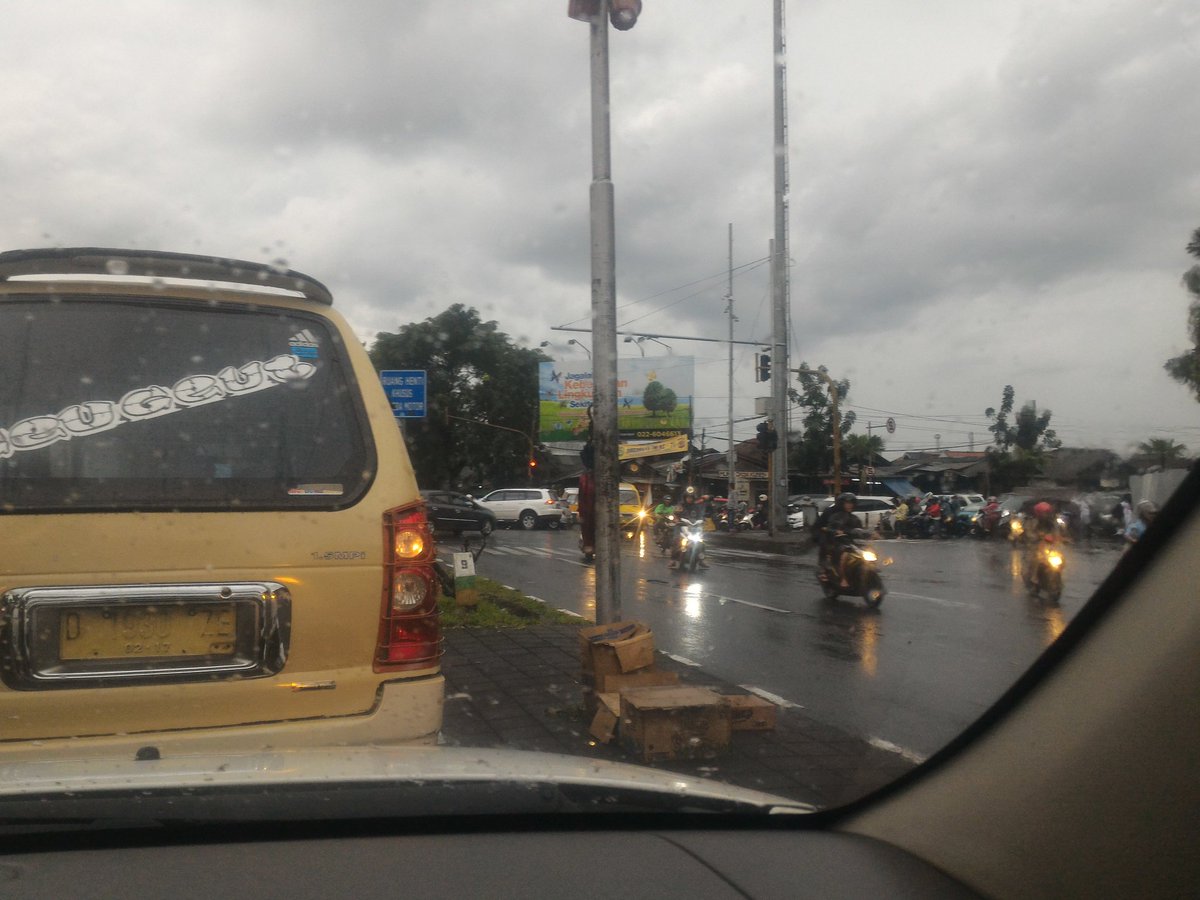 iFerry230's tweet photo. @PRFMnews pada kmn para petugas? Prmpatan tegalega jl.peta https://t.co/7G8uf0rHFf
