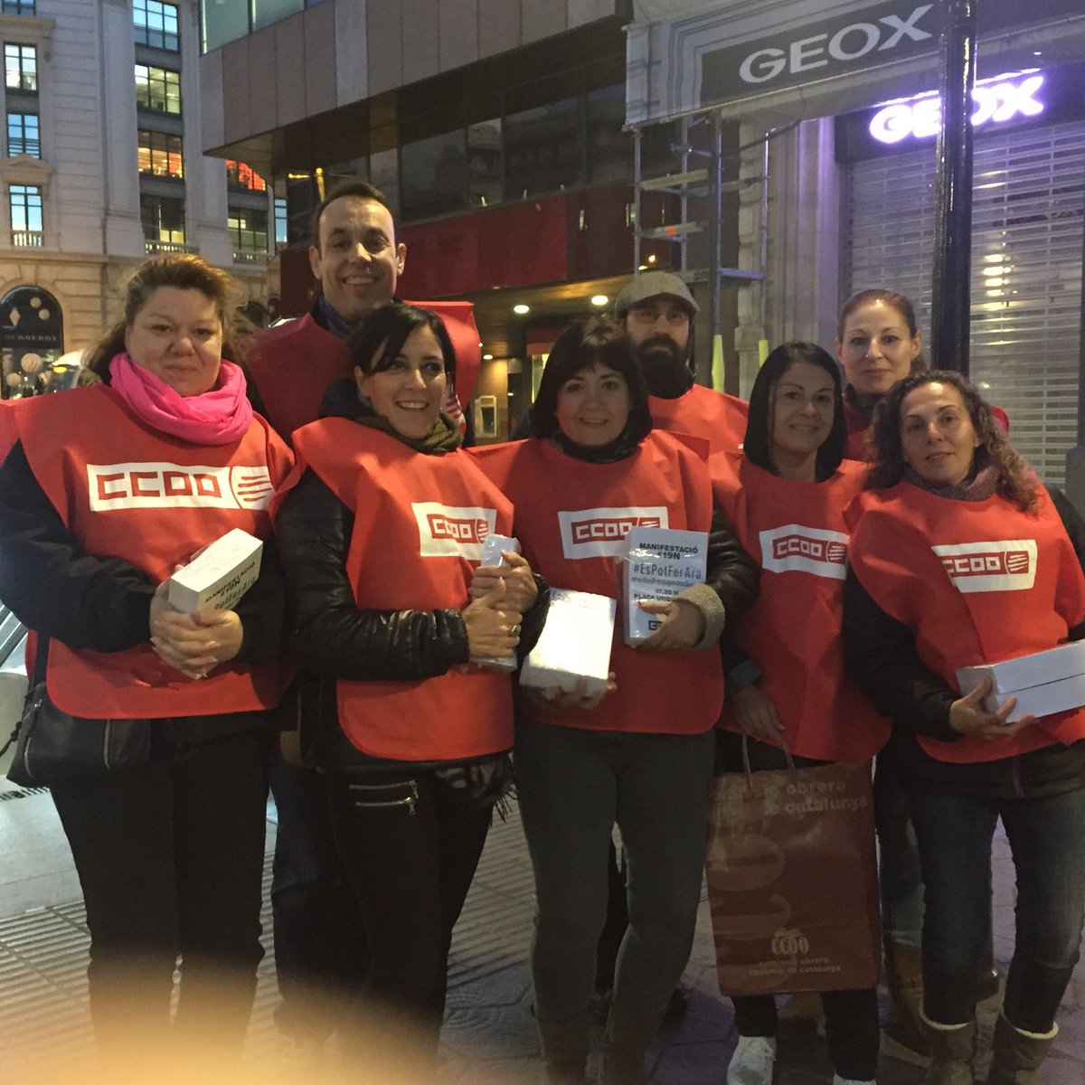 ccoocatalunya's tweet photo. 200 persones mobilitzades 
repartint més de 75000 octavetes a  Barcelona i àrea metropolitana. Gràcies a totes i tots #EsPotFerAra https://t.co/7KlQGiKDoM