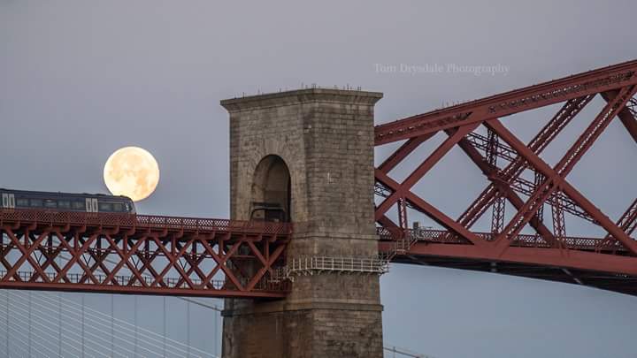 Sunrise_Scot's tweet photo. The #supermoon setting behind the Forth Bridge on this mornings dog walk. #Edinburgh https://t.co/en7UIfI2q4