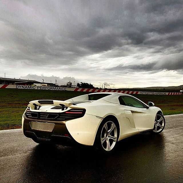 McLaren_SA's tweet image. #DynamicPerformance! A wet and rainy day at the track this morning #Zwartkops #McLaren #650S #McLaren650S #PureMcLaren #InstaCar #InstaCars
