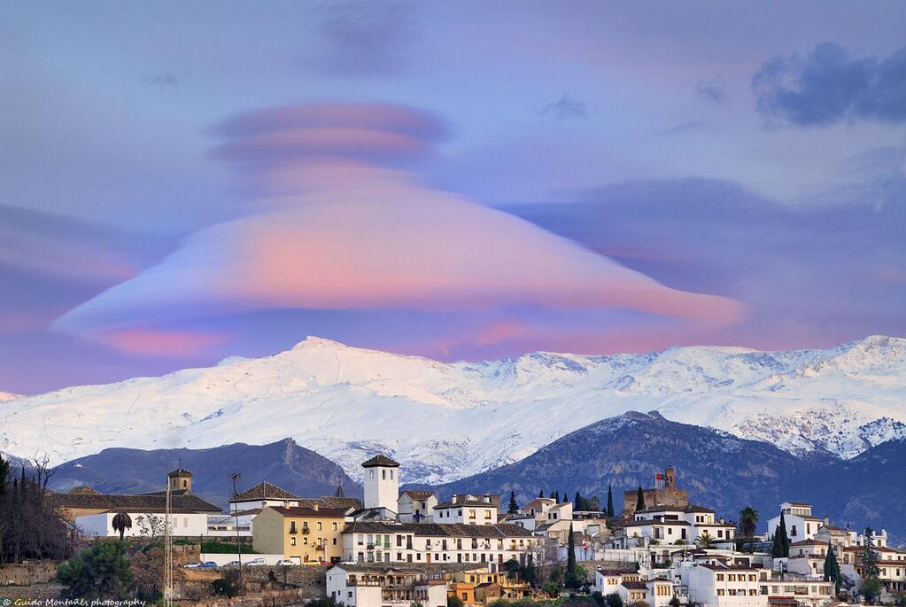NationalGeograC's tweet photo. Nube lenticular en Sierra Nevada, Granada, España https://t.co/6IPNaSaGKQ