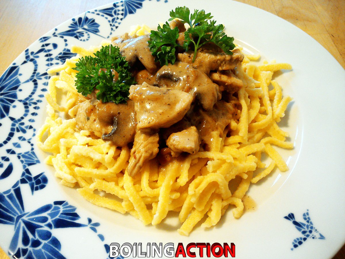 boilingaction's tweet photo. Today a new #boilingaction dish by me 4 you my friends :) #German #Pasta #Spaetzle & #Geschnetzeltes Sliced #Pork #ドイツ麺 #キノコ #豚肉 #タマネギ #クリーム https://t.co/7MlEwBRQtY