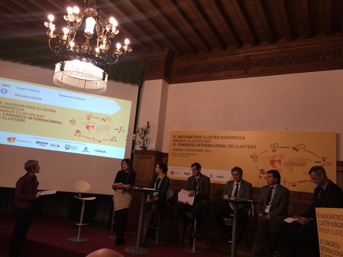 Los componentes de la mesa Policymakers comienzan el intercambio de experiencias en torno a RIS3 y Clusters #clusters2016