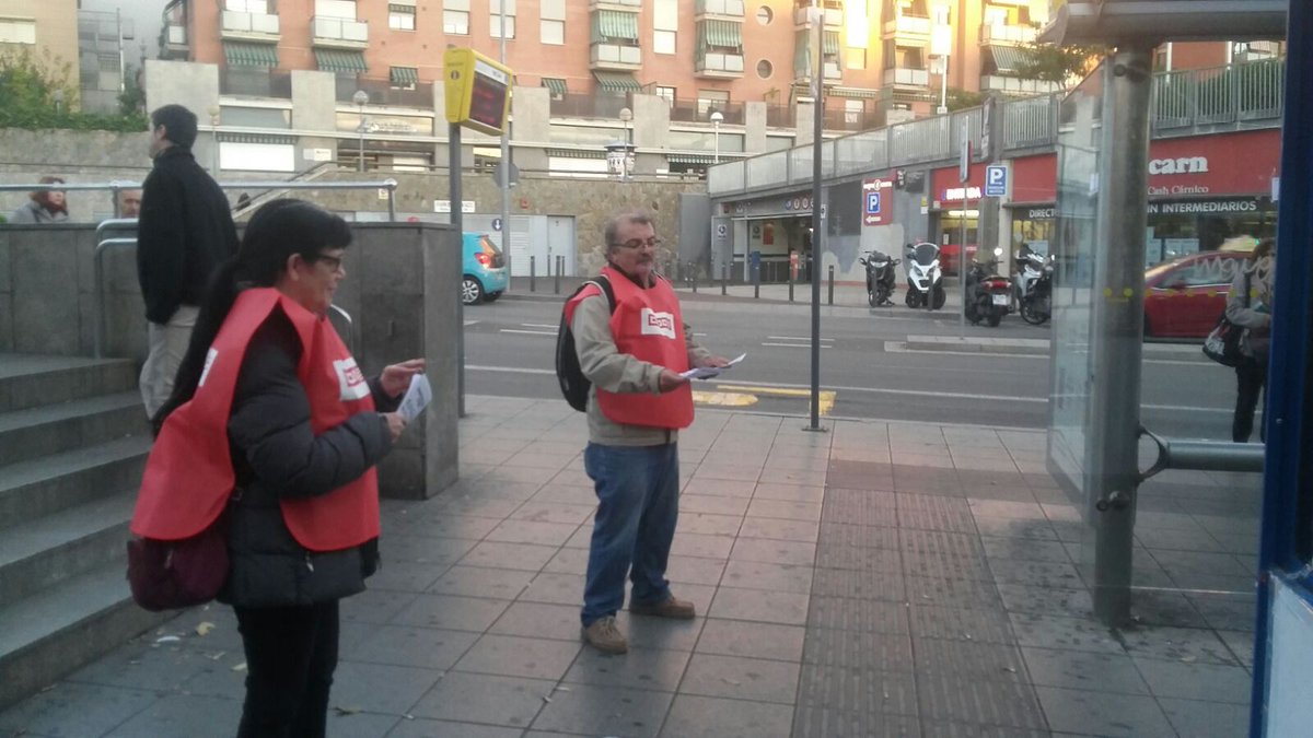 ovihuertas's tweet photo. Aquest matí al Bcns Nord @ccoocatalunya hemrepartit 4000 octavetes mani dissabte #19N #EsPotFerAra #badalona #santacoloma #stadria https://t.co/eKmN7SVRlY