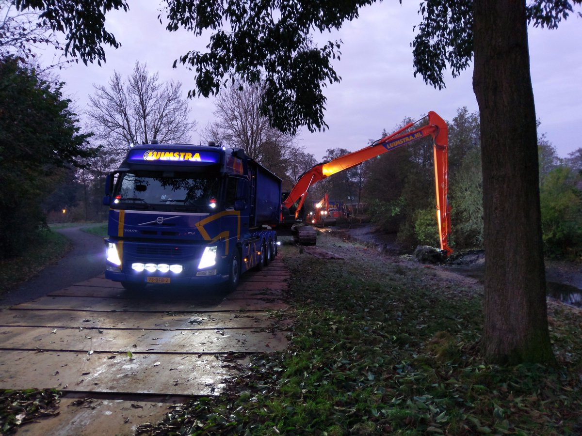 Luimstra's tweet photo. We zijn gestart met het baggeren van de vijverpartijen te Surhuisterveen @Achtkarspelen https://t.co/GYJLj5QiXm