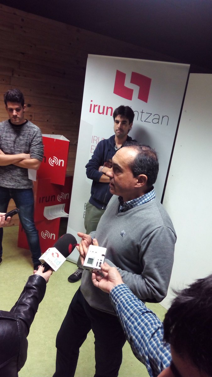 socialistasirun's tweet photo. .@mangelpaez "Escuchamos a los comerciantes de #Irun para plantear acciones como #IrunLab para q les ayude en su formación del día a día" https://t.co/4fo95OfOup