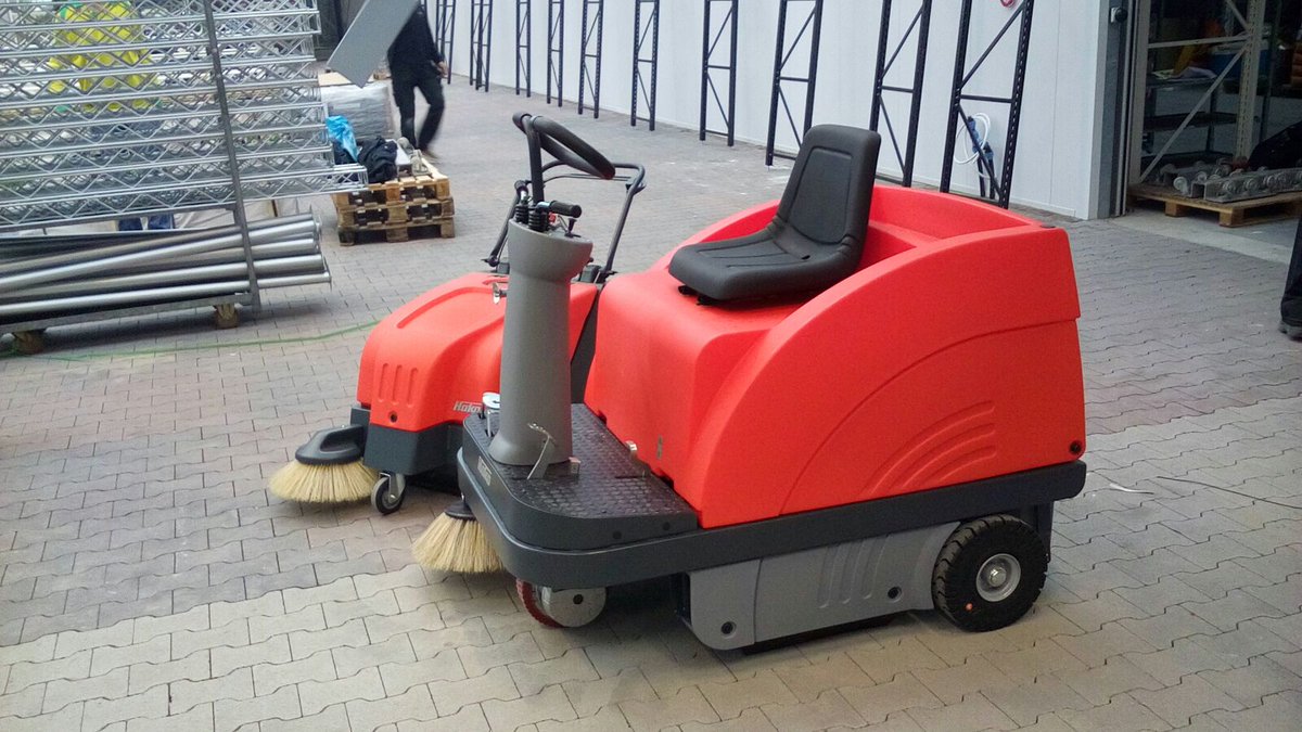 Sterke en flexibel Hako B650 veegmachine voor het snelle en eenvoudige werk. De krachtige Hako B900R voor het grote werk en de meters.