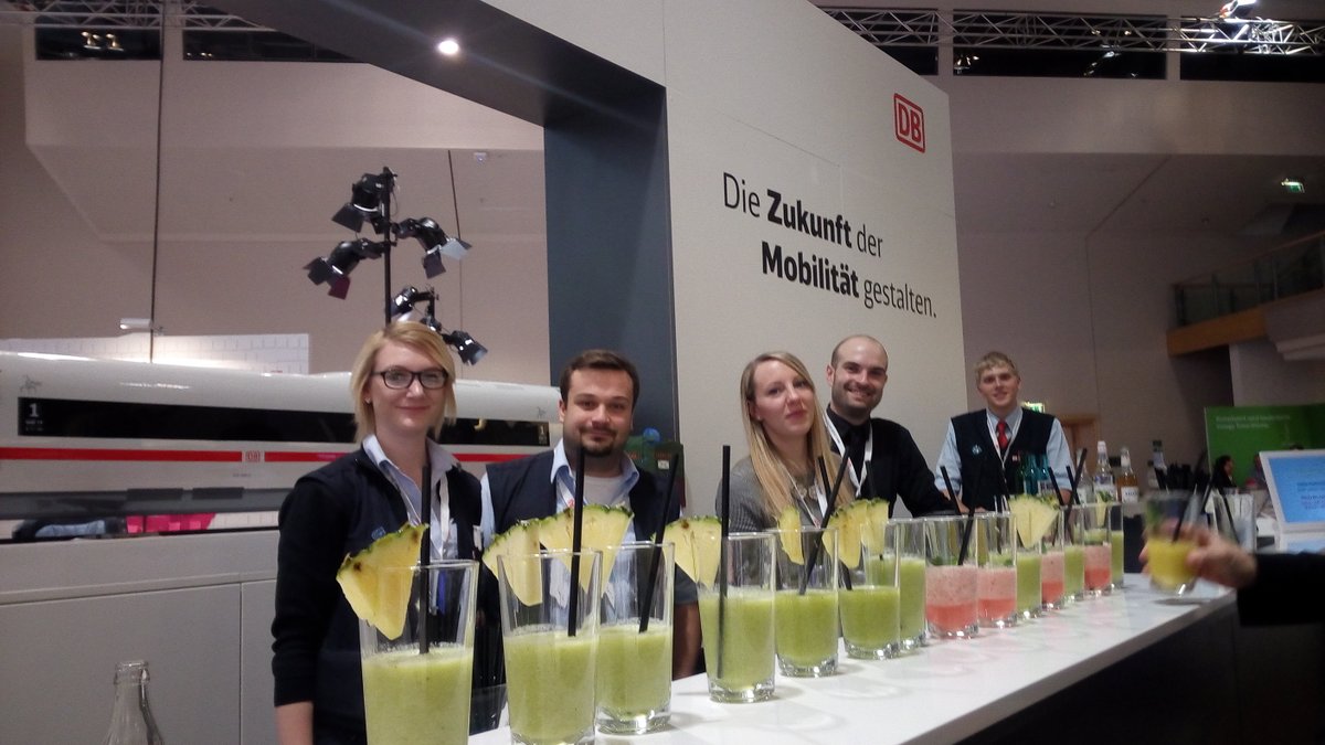 Sky3Deck's tweet photo. Danke an das tolle Team hinter der Smoothie-Theke ;-) #DAT2016 @DieBDA @DB_Bahn mit @dbsystel @DB_Skydeck mit ICE 4 in #VR + #RailPos #risvr https://t.co/wEMC2wOsWw