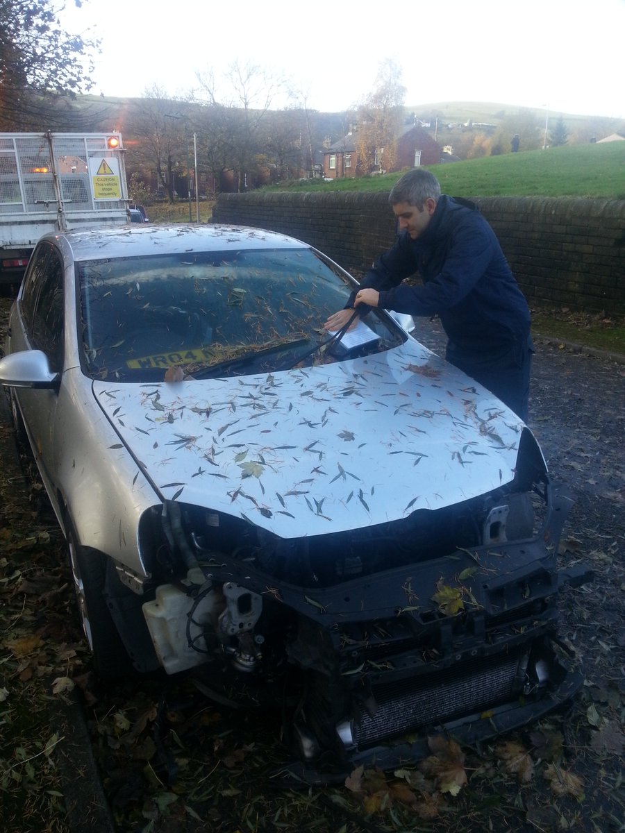 RossendaleBC's tweet photo. One of our Operations Supervisor's attaching a notice to a car today that meets the criteria of being abandoned #OurDay https://t.co/nNTQGFHV1c