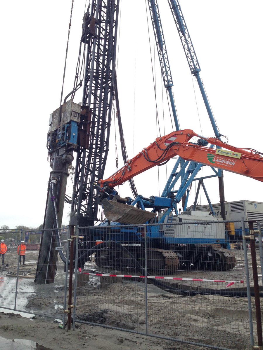 JupIkBenEr's tweet photo. Oude #funderingspalen worden verwijderd bij #Grensweg #N31 @N31Harlingen @BallastNedam https://t.co/2eLHEljYoE