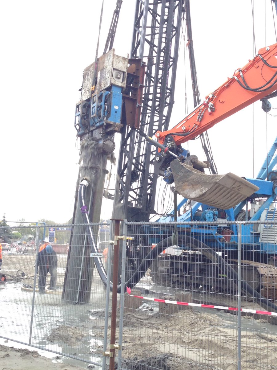 JupIkBenEr's tweet photo. Oude #funderingspalen worden verwijderd bij #Grensweg #N31 @N31Harlingen @BallastNedam https://t.co/2eLHEljYoE