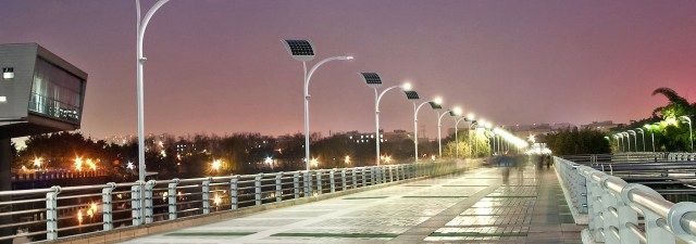 ThinkBig_open's tweet photo. Estas farolas inteligentes sacan electricidad del trasiego de los peatones https://t.co/SNiNCVbtR4 https://t.co/xK1i0S6EVO