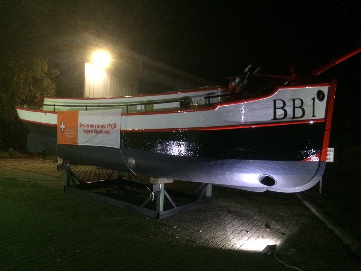 SlotDirk's tweet photo. Goede doelen veiling tbv #brandwondenstichting bij brandweer IJlst levert ruim €1400- op. Supertrots https://t.co/nW726UL4fC