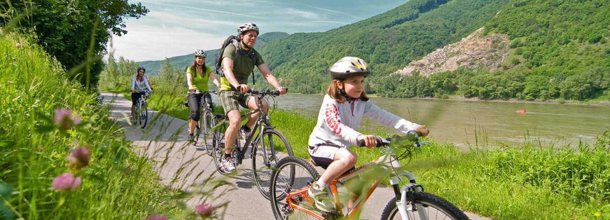 lovenorthdevon's tweet photo. What better way to explore the 21 miles of scenic views of #NorthDevons #TarkaTrail than on a @TarkaCycleHire bike? https://t.co/r53jZ6z4JO https://t.co/D4FY2ojsXh