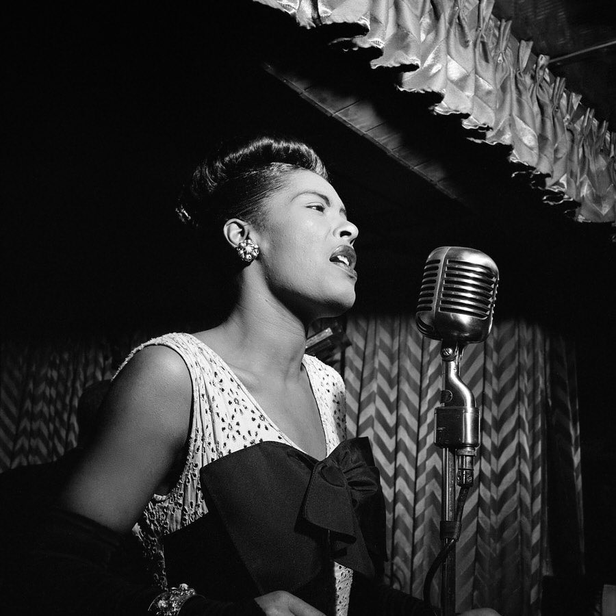 musictuits's tweet photo. John Hammond la descubrió en el Long Cabin club y no dudó en presentársela a Benny Goodman. Grabó un disco, sin gran éxito. #BillieHoliday https://t.co/gNeOA6SQ2H