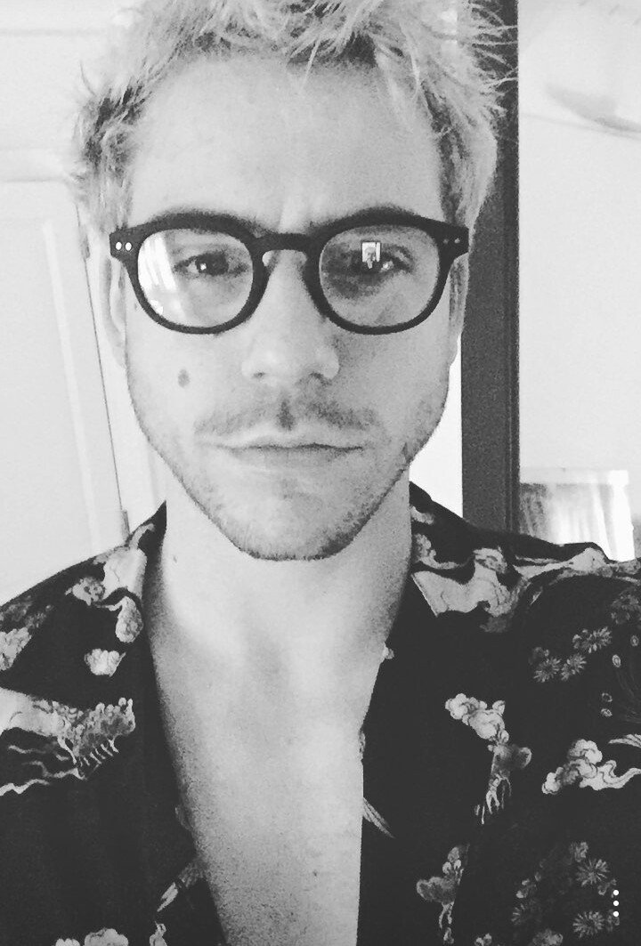 amorpordente's tweet photo. Harry Dente? ( que lindos que te quedan los anteojos) https://t.co/Da1avMpWjW