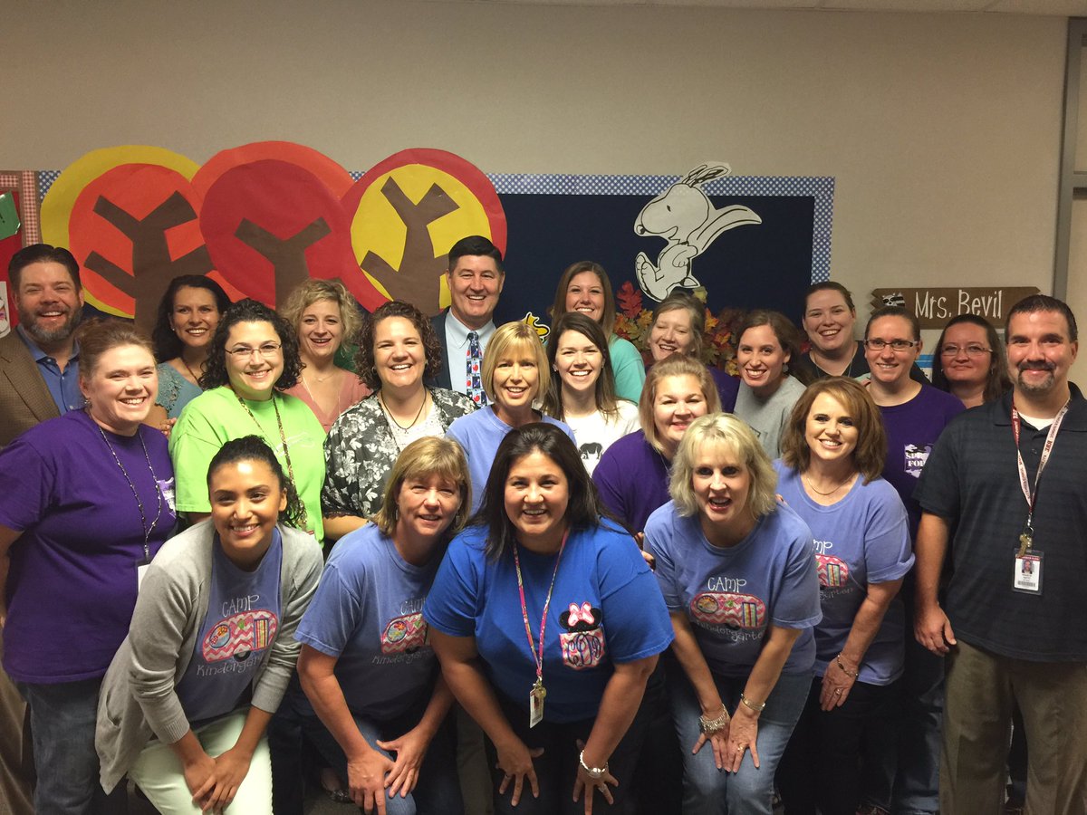 Exciting morning at RRE! #rrepride <a href="/KatyISDTrustee/">Rebecca Fox</a> Thanks for coming!