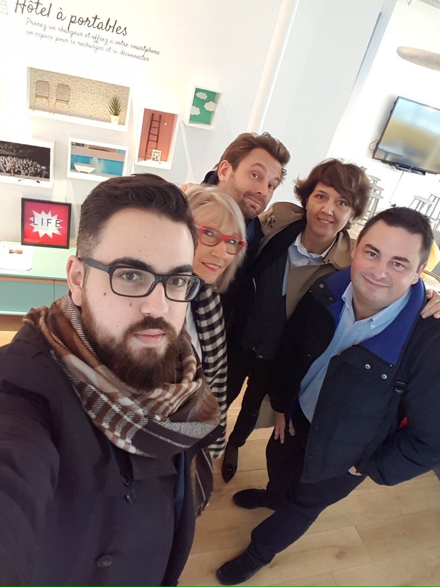 florenceamphoux's tweet photo. Passage de relai ! c'est un #hellogoodbye très amical que nous adressons @JoelleRosello - poke @sblondiau @m_salaun #TeamSpirit 😘😘 https://t.co/ZUKog6HuGE