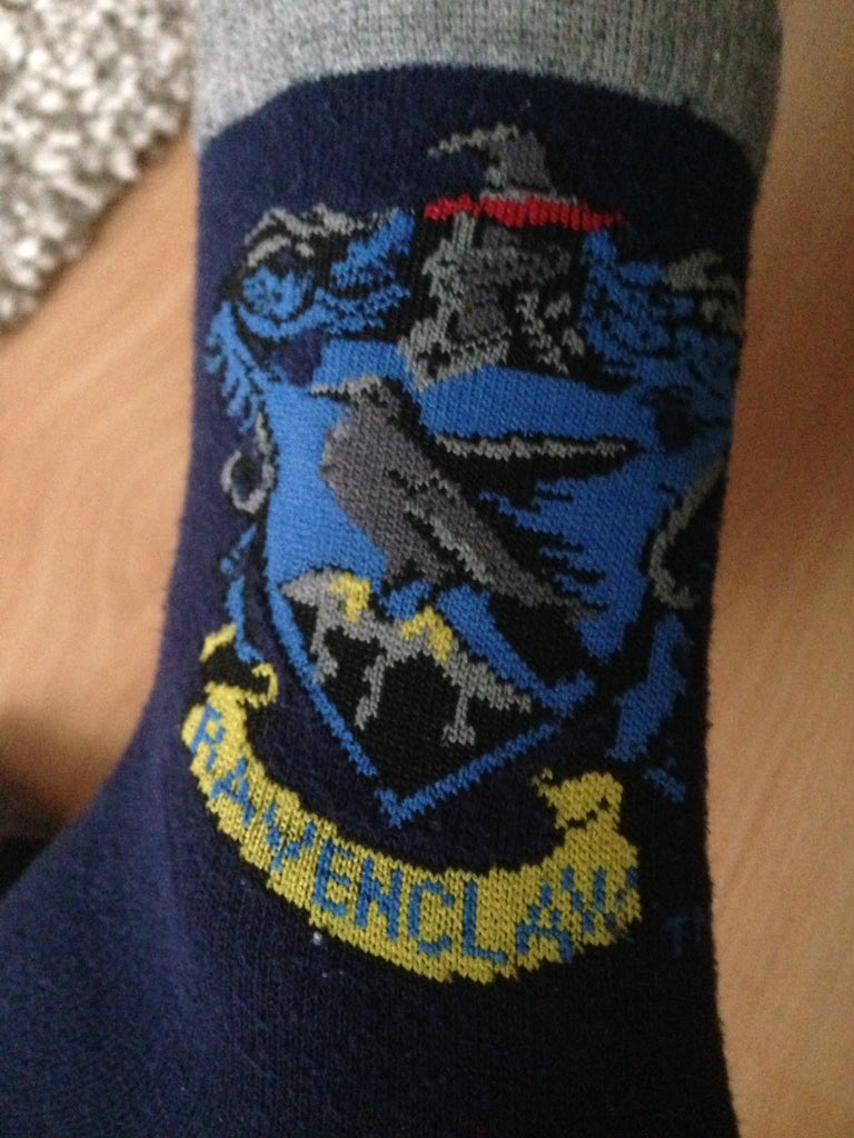 lethalcritics's tweet image. Die Ravenclaw-Socken sitzen und wir schauen jetzt #FantasticBeasts. Die Kritik gibt es so früh wie das Embargo es zulässt.
