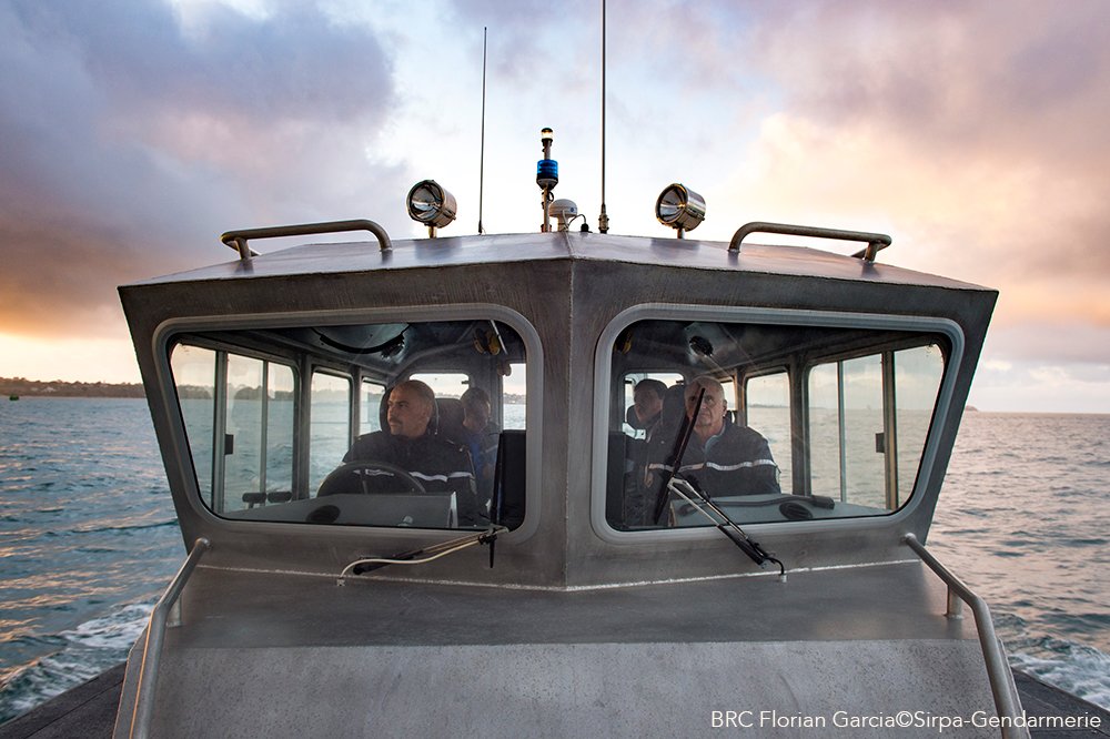 Gendarmerie's tweet photo. #Finistère Les huîtres bretonnes sont à l'abri des voleurs ! La brigade nautique de #Roscoff veille jour et nuit #Ostréiculture #Réveillon https://t.co/svUb1JKcTR