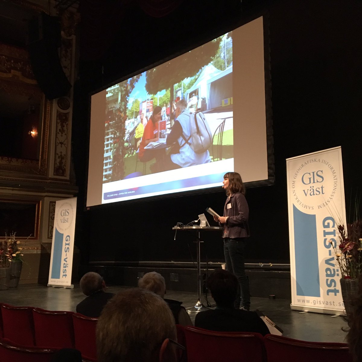 gisvast's tweet photo. Vanja Larberg om #göteborgberättar och #MinStad #geodata #medborgardialog i #göteborg #gisväst #jubileumskonferens
https://t.co/IOKMOQHxUU https://t.co/O873CfRSn4